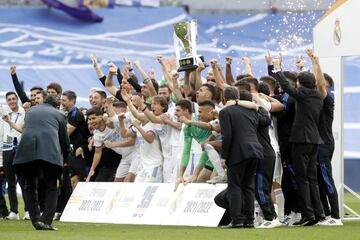 El Real Madrid levanta la Copa de LaLiga.
