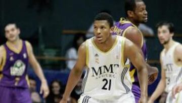 <b>BUEN ESTRENO. </b>Almond saca un notable en su primer partido.