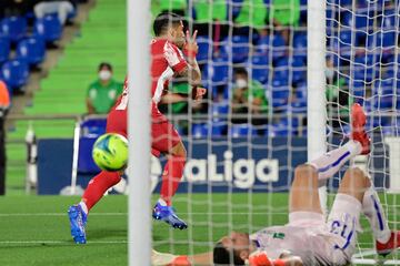 1-2. Luis suárez celebra el segundo gol.
