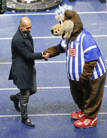 EL Bayern de Munich campeón de la Bundesliga. Guardiola saluda a la mascota del Hertha de Berlín.