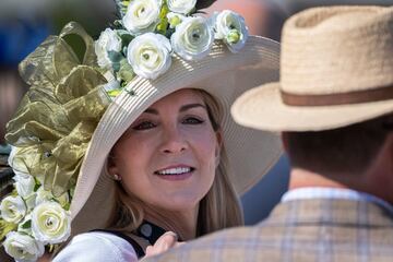 Aficionados a la h¨ªpica en el Churchill Downs de Kentucky durante la Kentucky Oaks.