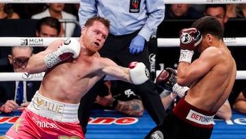 Saúl Álvarez durante su pelea en contra de Dmitri Bivol.