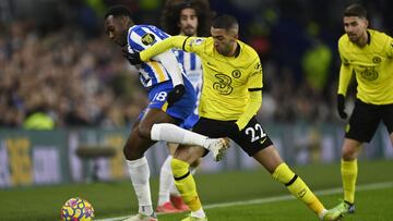 Soccer Football - Premier League - Brighton & Hove Albion v Chelsea - The American Express Community Stadium, Brighton, Britain - January 18, 2022 Chelsea's Hakim Ziyech in action with Brighton & Hove Albion's Danny Welbeck REUTERS/Tony