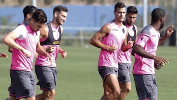 Muñiz, con Rober Pier y Samu García en el Bernabéu