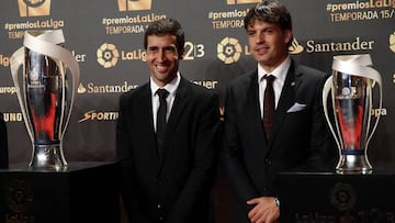 GRA433 VALENCIA 24/10/2016.- Los ex jugadores Raúl González (i) y Fernando Morientes (d) asisten a la Gala anual del fútbol profesional y la entrega de los Premios LaLiga a los mejores jugadores de la temporada 2015/2016, organizada por la Liga de Fútbol Profesional celebrada en Valencia. EFE/Kai Försterling
