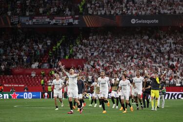 Los jugadores del Sevilla celebran con su afición el pase a las semifinales de la Europa League.