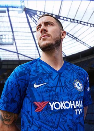 El club londinense ha presentado su nueva camiseta para la temporada 2019/20 con el jugador belga como protagonista de la campaña publicitaria.