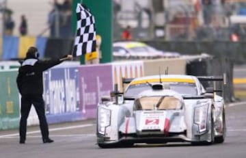 El danés Tom Kristensen, en su Audi R18 E-Tron Quattro, cruza la línea de meta para ganar la 90 ª edición de Le Mans 24 horas carrera de resistencia el 23 de junio de 2013, en Le Mans, Kristensen, de 45 años, fue parte del trío ganador de los conductores. Audi registró su 12 ª victoria en la carrera de Le Mans 24 horas