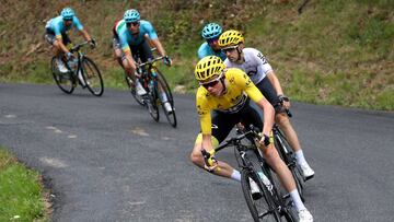 CHAMBERY, FRANCE - JULY 09: Christopher Froome of Great Britain riding for Team Sky in the leader's jersey rides in the peloton during stage 9 of the 2017 Le Tour de France, a 181.5km stage from Nantua to Chambéry on July 9, 2017 in Chambery, France. (Photo by Chris Graythen/Getty Images)