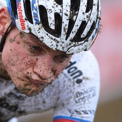 Van der Poel no para y le falta una para las 100 victorias