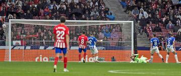 2-0. Balón largo para la carrera de Álvaro Morata por la banda derecha, se mete en el área, recorta a Aleksander Sedlar y dispara con la izquierda al palo largo de Siviera para anotar el segundo gol rojiblanco.