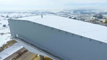 Un snowboarder preparado en lo m&aacute;s alto dle tejado de Madrid SnowZone, la pista de esqu&iacute; indoor de Madrid, llena de nieve debido a las nevadas de Filomena. 