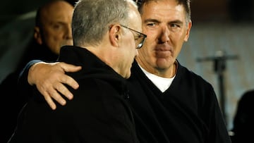 Futbol, Uruguay vs Chile.
Eliminatorias mundial 2026. 
El entrenador de Chile Eduardo Berizzo es fotografiado junto al entrenador de Uruguay Marcelo Bielsa durante el partido contra Uruguay por las clasificatorias al mundial 2026 en el estadio Centenario.
Montevideo, Uruguay. 
08/09/2023 
Marcelo Hernandez/Photosport


Football, Uruguay vs Chile
World Cup 2026, qualifying match. 
Chile's head coach Eduardo Berizzo, is pictured next to Marcelo Bielsa head coach of Uruguay during 2026 World Cup qualifying football match against Uruguay at Centenario stadium in Montevideo, Uruguay. 
08/09/2023
Marcelo Hernandez/Photosport