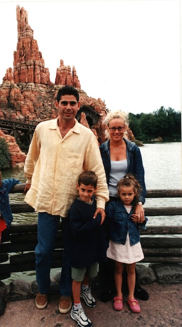 Fernando Hierro lleva 27 años casado con su mujer Sonia, con la que tiene dos hijos; Álvaro y Claudia. En la foto, una antigua estampa de la familia. 
 