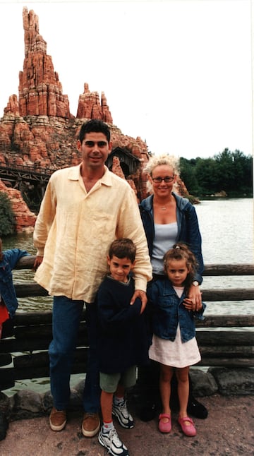 Fernando Hierro lleva 27 a?os casado con su mujer Sonia, con la que tiene dos hijos; ?lvaro y Claudia. En la foto, una antigua estampa de la familia.