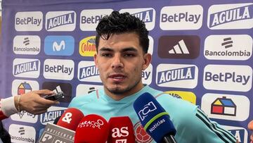 Brayan Vera en atención a medios de la Selección Colombia.