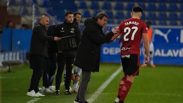 Jesús Galván, entrenador del Mirandés, da instrucciones a Tamarit.