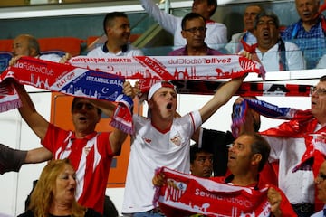 El Sevilla estuvo arropado por un grupo de aficionados.