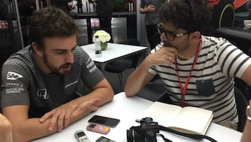 Fernando Alonso hablando con nuestro enviado especial a los grandes premios Manu Franco.