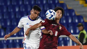 Venezuela's David Martinez (R) and Chile's Renato Corderovie for the ball during their South American U-20 championship group B first round football match, at the Pascual Guerrero Stadium in Cali, Colombia, on January 28, 2023. (Photo by JOAQUIN SARMIENTO / AFP)
