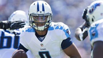 NASHVILLE, TN - SEPTEMBER 25: Marcus Mariota #8 of the Tennessee Titans drops back to make a hand off during a game against the Oakland Raiders at Nissan Stadium on September 25, 2016 in Nashville, Tennessee.   Wesley Hitt/Getty Images/AFP
 == FOR NEWSPAPERS, INTERNET, TELCOS &amp; TELEVISION USE ONLY ==