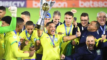 Brazil's Vitor Roque takes a selfie picture with the trophy after winning the South American U-20 football championship after defeating Uruguay 2-0 in their final round match, at El Campin stadium in Bogota, on February 12, 2023. (Photo by DANIEL MUNOZ / AFP) (Photo by DANIEL MUNOZ/AFP via Getty Images)