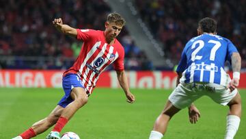 Javi López trata de frenar a Marcos Llorente.