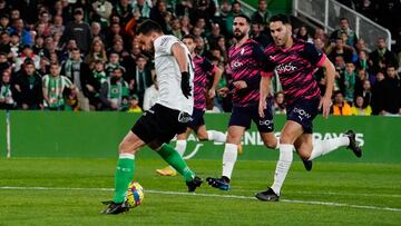 Matheus Aias, del Racing, rematando a puerta frente al Sporting.