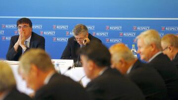 Ángel María Villar y el secretario general de la UEFA Theodore Theodoridis.