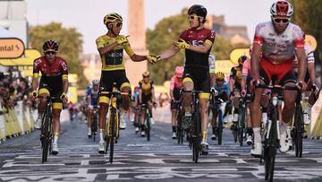 Geraint Thomas felicita a Egan Bernal tras su victoria en la clasificación general del Tour de Francia 2019.