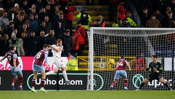 Soccer Football - Premier League - Burnley v West Ham United - Turf Moor, Burnley, Britain - November 25, 2023 West Ham United's Tomas Soucek scores their second goal Action Images via Reuters/Craig Brough NO USE WITH UNAUTHORIZED AUDIO, VIDEO, DATA, FIXTURE LISTS, CLUB/LEAGUE LOGOS OR 'LIVE' SERVICES. ONLINE IN-MATCH USE LIMITED TO 45 IMAGES, NO VIDEO EMULATION. NO USE IN BETTING, GAMES OR SINGLE CLUB/LEAGUE/PLAYER PUBLICATIONS.