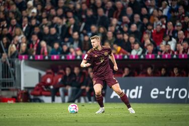  El único central que aparece, por ahora, dos veces en la lista. Su paso por la Juventus fue de puntillas y, a pesar del gran desembolso que la ‘Vechia Signora’ hizo por él (85,5 millones de euros), se marchó por 67 ‘kilos’ al Bayern de Múnich, en 2022, en busca de un fútbol más adecuado a su estilo.  En Múnich encontró estabilidad y rendimiento, consolidándose en la zaga en su primera temporada con los 'bávaros'. En la siguiente temporada sufrió de una grave lesión en la rodilla, que le apartó durante gran parte de la temporada del terreno de juego y que le propulsó finalmente a salir en dirección al Manchester United a cambio de 45 millones de euros.