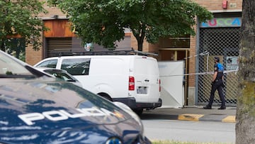 Un coche de policía en la zona donde un hombre ha sido asesinado presuntamente por su pareja, a 10 de mayo de 2023, en Rochapea, Navarra (España). Un hombre ha fallecido esta tarde en el barrio de la Rochapea de Pamplona por las heridas infligidas con un arma blanca presuntamente por su pareja, que poco después ha sido detenida en el lugar. Al parecer, la víctima y la mujer arrestada, de origen brasileño, habían sido pareja y tienen una hija en común. La agresión se inició en el domicilio y el hombre huyó malherido al portal, donde falleció. La mujer también salió a la calle, lugar en el que fue detenida. En el lugar se encuentran patrullas de la Policía Municipal y de la Policía Foral.
10 MAYO 2023;ROCHAPEA;NAVARRA;ASESINATO;PUÑALADAS;PIXELADA
Eduardo Sanz / Europa Press
10/05/2023