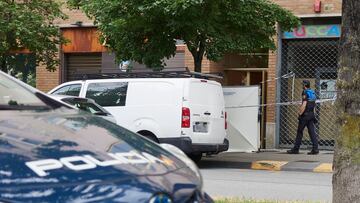 Un coche de polic¨ªa en la zona donde un hombre ha sido asesinado presuntamente por su pareja, a 10 de mayo de 2023, en Rochapea, Navarra (Espa?a). Un hombre ha fallecido esta tarde en el barrio de la Rochapea de Pamplona por las heridas infligidas con un arma blanca presuntamente por su pareja, que poco despu¨¦s ha sido detenida en el lugar. Al parecer, la v¨ªctima y la mujer arrestada, de origen brasile?o, hab¨ªan sido pareja y tienen una hija en com¨²n. La agresi¨®n se inici¨® en el domicilio y el hombre huy¨® malherido al portal, donde falleci¨®. La mujer tambi¨¦n sali¨® a la calle, lugar en el que fue detenida. En el lugar se encuentran patrullas de la Polic¨ªa Municipal y de la Polic¨ªa Foral.
10 MAYO 2023;ROCHAPEA;NAVARRA;ASESINATO;PU?ALADAS;PIXELADA
Eduardo Sanz / Europa Press
10/05/2023