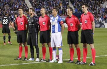 El árbitro Álvarez Izquierdo, los capitanes Sergio Ramos y Mantovani y sus liniéres.