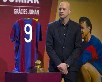 Jordi Cruyff presents the club with the Ballon d'Or won by his father in 1974.