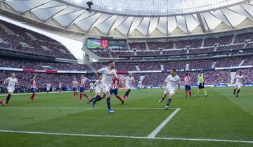 Los de Julen Lopetegui sacaron un empate a dos tantos en su visita al Wanda Metropolitano. Su segundo gol fue obra de Ocampos, que transformó un penalti que cometió Trippier sobre él mismo. El colegiado, Hernández Hernández, tras ser avisado por la sala VOR, vio la imagen a través del VAR, y señaló la pena máxima.