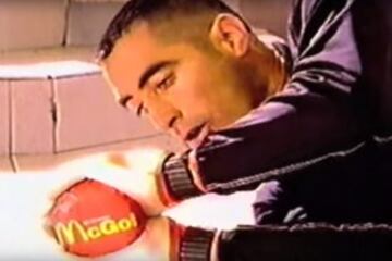 Nelson Tapia fue protagonista de una publicidad en 1998. Para McDonalds atajaba el combo de una hamburguesa, una bebida y papas fritas. Todo por $990.