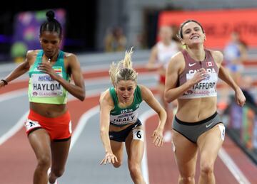 No ser芍 un d赤a de grato recuerdo el de ayer para Sarah Healy. La irlandesa finaliz車 su participaci車n en los Mundiales de atletismo bajo techo de Glasgow (Escocia) con un mal trago. Cuando se acercaba a la meta en la prueba de 1.500 sufri車 una aparatosa ca赤da y aterriz車 con la cara en el tart芍n. Por suerte no sufri車 grandes da?os.