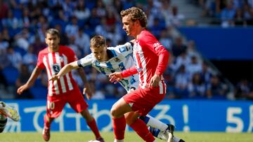 SAN SEBASTIÁN, 25/05/2024.- El cemtrocampista de la Real Sociedad Beñat Turrientes y el centrocampista francés del Atlético de Madrid Antoine Griezmann, durante el partido de la jornada 38 de LaLiga EA Sports, este sábado en el estadio Reale Arena en San Sebastián.-EFE/ Juan Herrero
