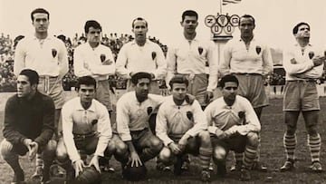 Un Zaragoza de la temporada 1950-51. De izquierda a derecha: Zubeld&iacute;a, Dav&iacute;, Calo, Pica II, Cabido y Hern&aacute;ndez. Agachados: Candi, Pitarch, Urra, Gonzalvo II y Bell&oacute; II.
