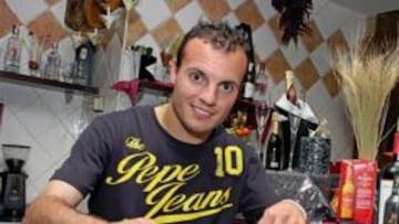 <b>DE PATA NEGRA. </b>Juli, ayer, cortando jamón en el Restaurante El Pernil de Elche.