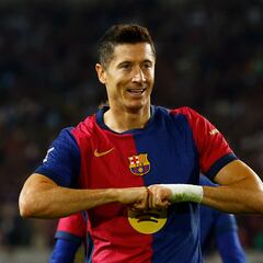 Robert Lewandowski defies Xavi Hernandez