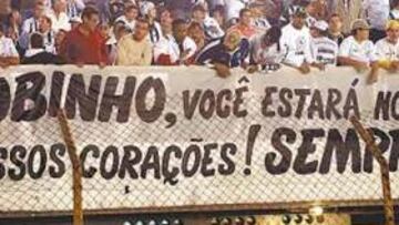 <b>LA 'TORCIDA' LE QUIERE. </b>La afición del Santos sigue agradecida con Robinho pese a que ya es madridista.