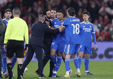 Kylian Mbappé, visiblemente enfadado, es sujetado por su entrenador, Álvaro Arbeloa y su compañero de equipo, Álvaro Carreras.