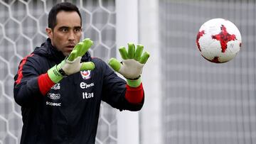 Claudio Bravo entren&oacute; en el complejo deportivo Turbostroitel de San Petersburgo.