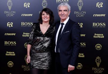 El ex entrenador de Francia Raymond Domenech llega con Estelle Denis