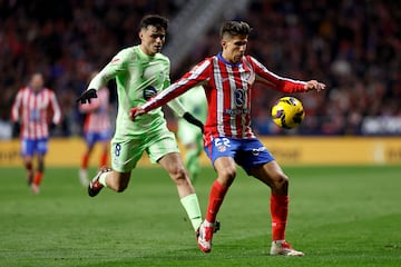 Un jugador con descaro y trabajador. De ah que fuera despedido en el cambio con una ovacin. Ante el Bar?a alarde de despliegue fsico y asisti a Julin Alvarez en el primer gol.
