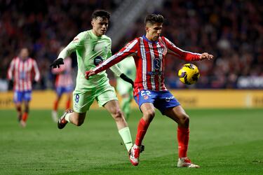 Un jugador con descaro y trabajador. De ahí que fuera despedido en el cambio con una ovación. Ante el Barça alardeó de despliegue físico y asistió a Julián Alvarez en el primer gol.
