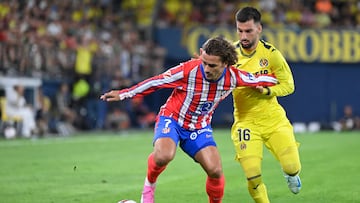 Baena y Griezmann peleando por un balón dividido durante un partido entre Villarreal y Atlético de Madrid
